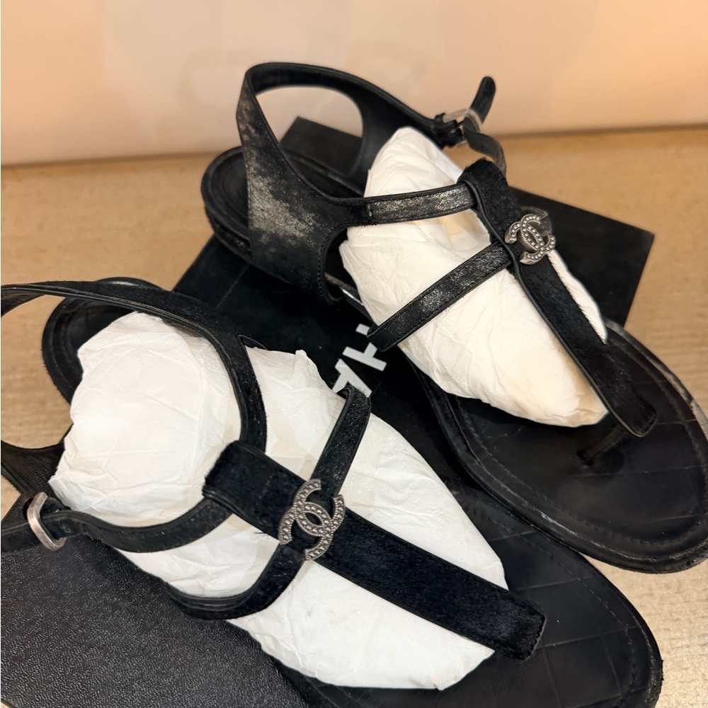 CHANEL Black Woman T-Strap Sandals with CC Charm - Picture 3 of 4